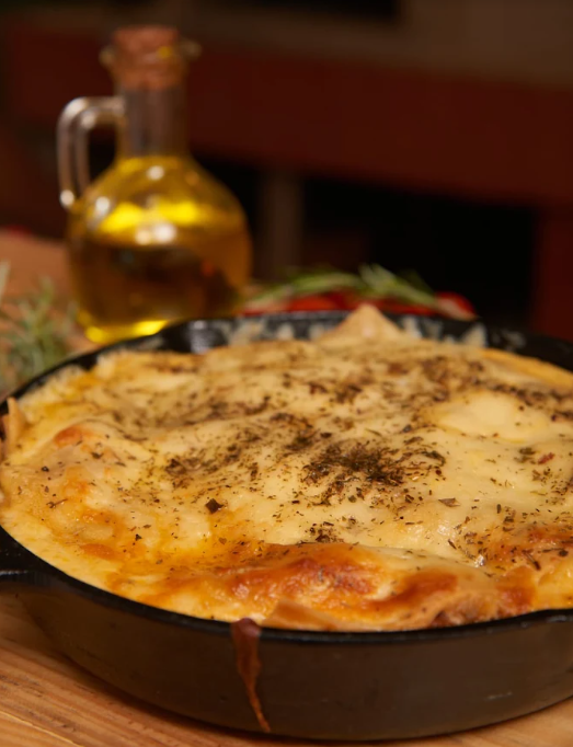 Prato assado e gratinado servido em panela