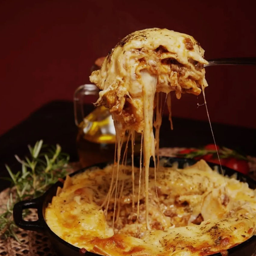 Prato gratinado com queijo derretido
