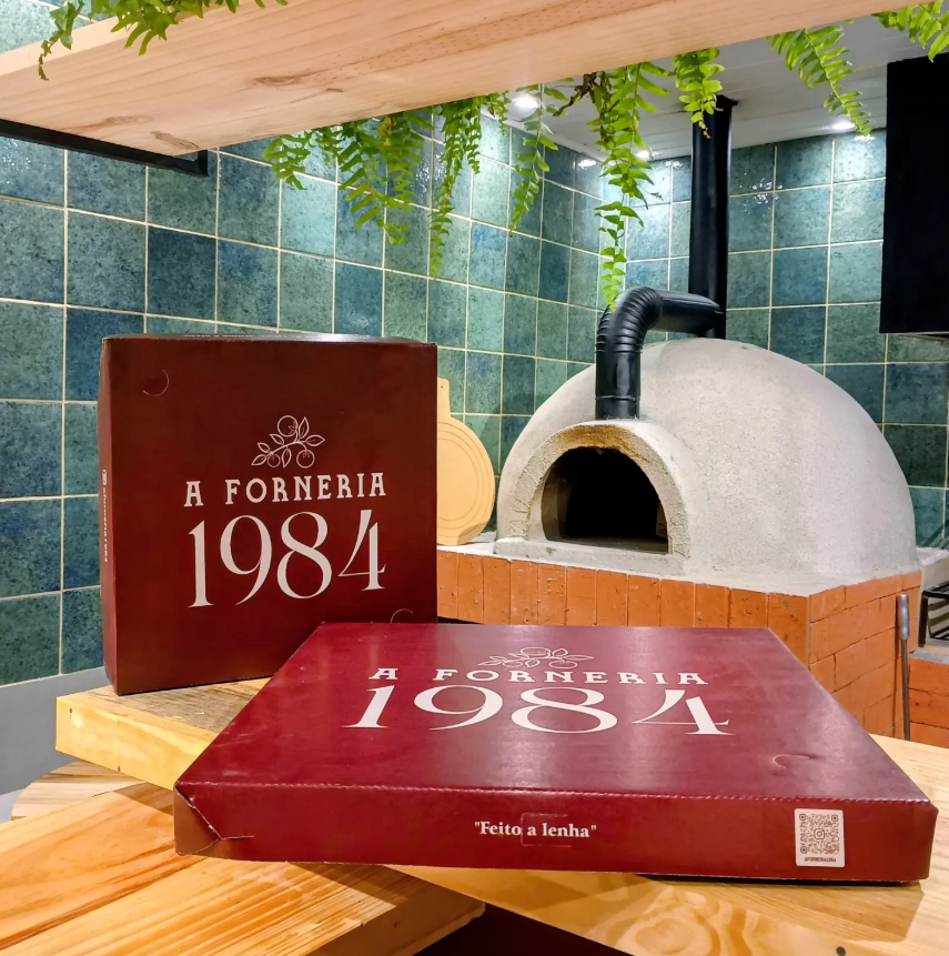 Forno a lenha e embalagens da A Forneria 1984