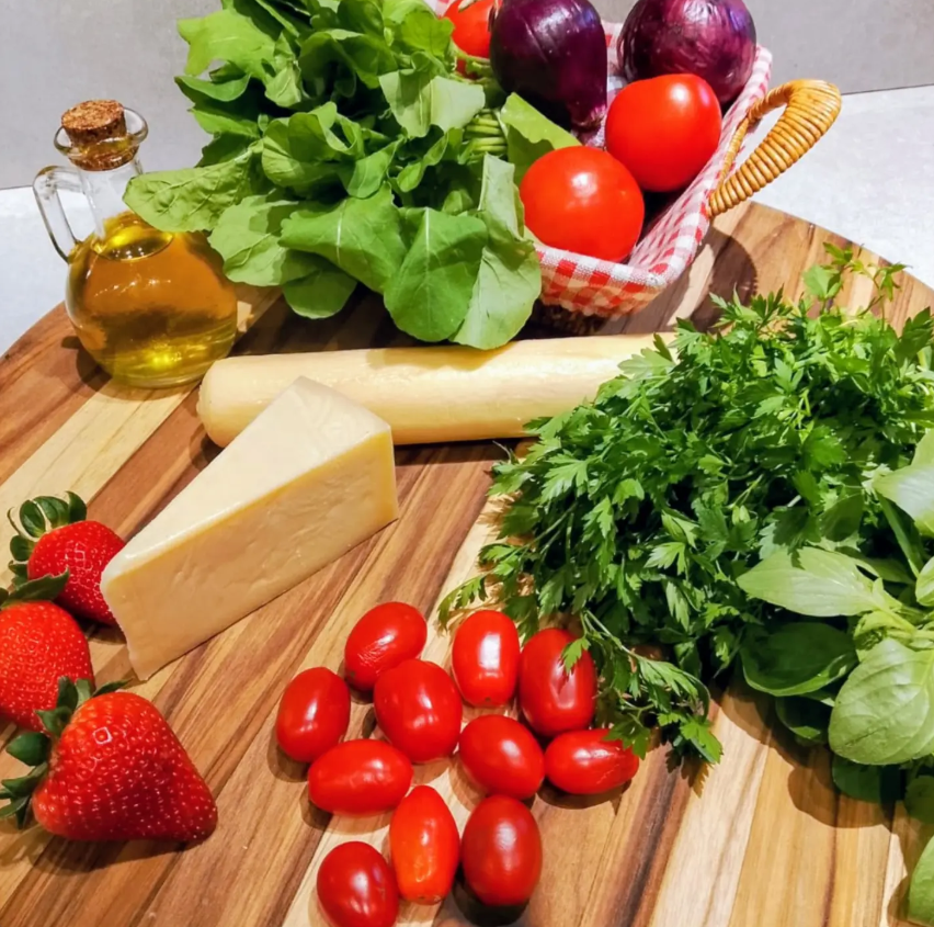 Ingredientes frescos, folhas, tomates, queijo e azeite